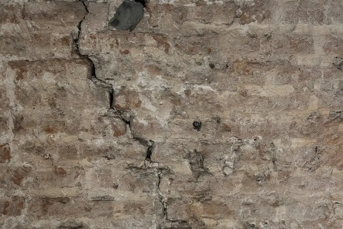 Typisches Schadensbild: Riss im Mauerwerk einer Fassade