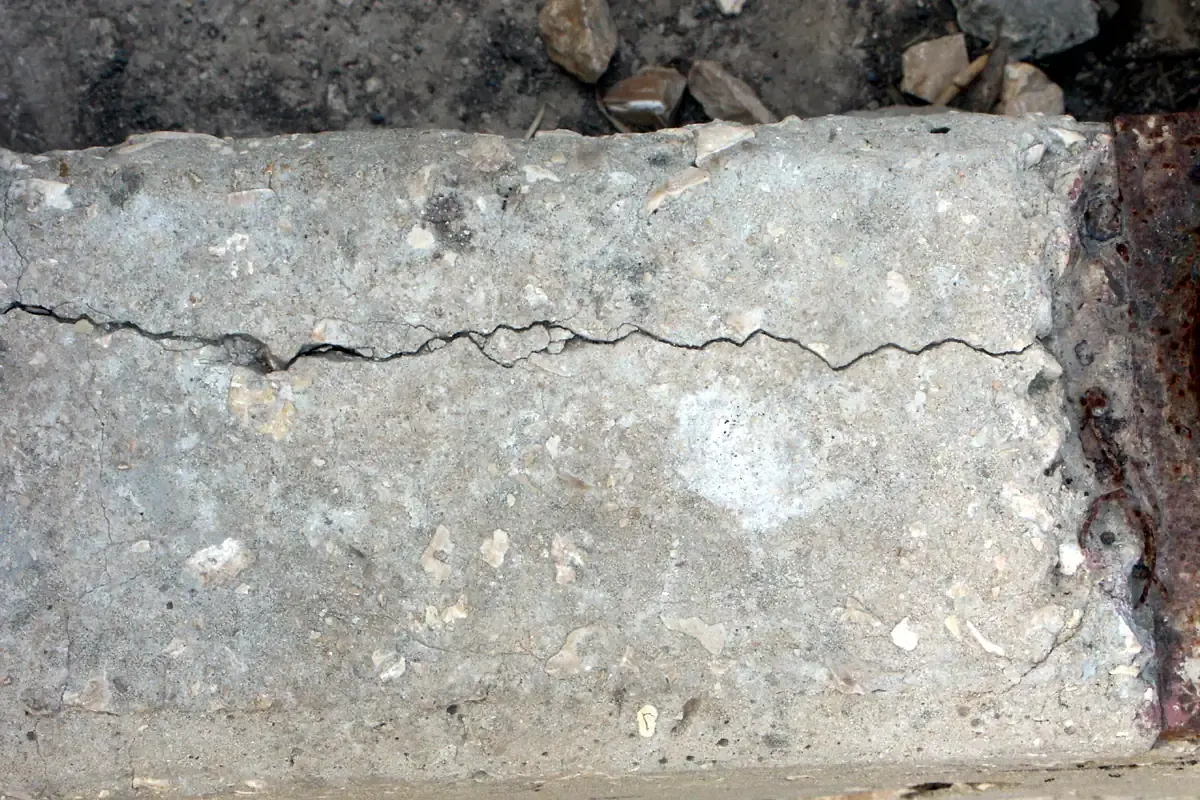 Typisches Schadensbild: Riss im Beton durch rostende Bewehrung