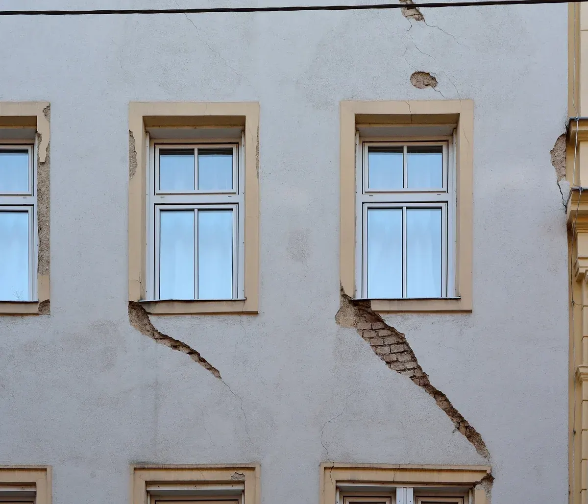 Typisches Schadensbild: diagonale Risse in einer Fassade