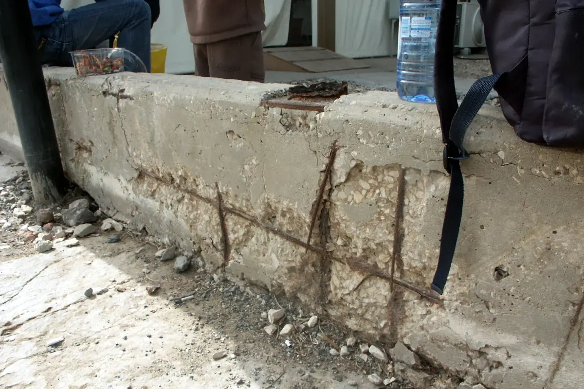 Typisches Schadensbild: korrodierte Bewehrung nach Betonabplatzung
