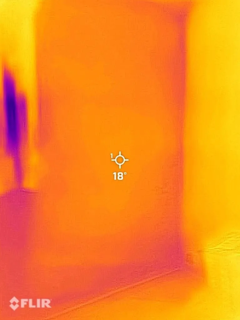 Wärmebild einer Wand mit gleichmäßiger Temperaturverteilung
