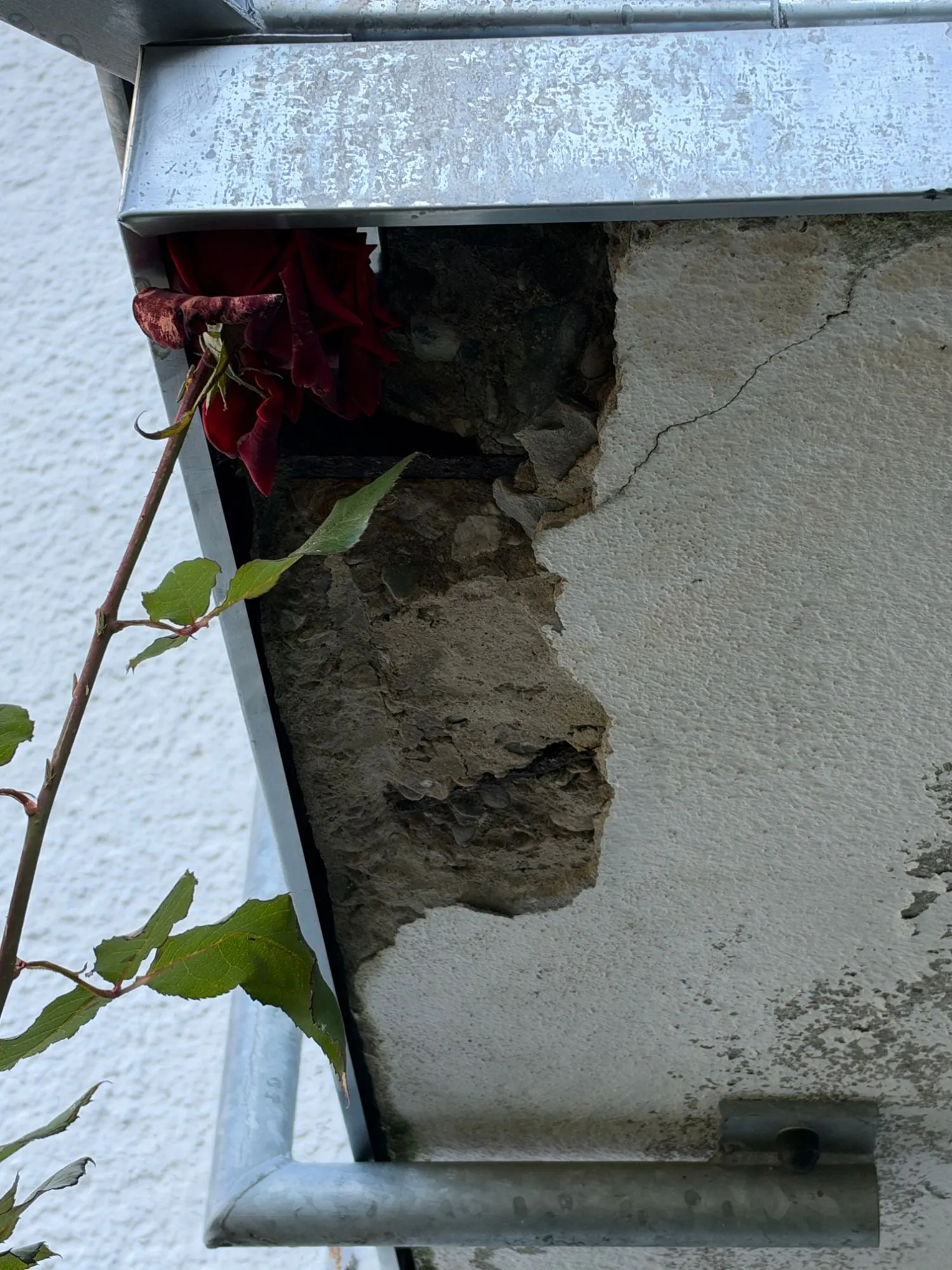 Abgeplatzter Beton an der Ecke einer Balkonplatte
