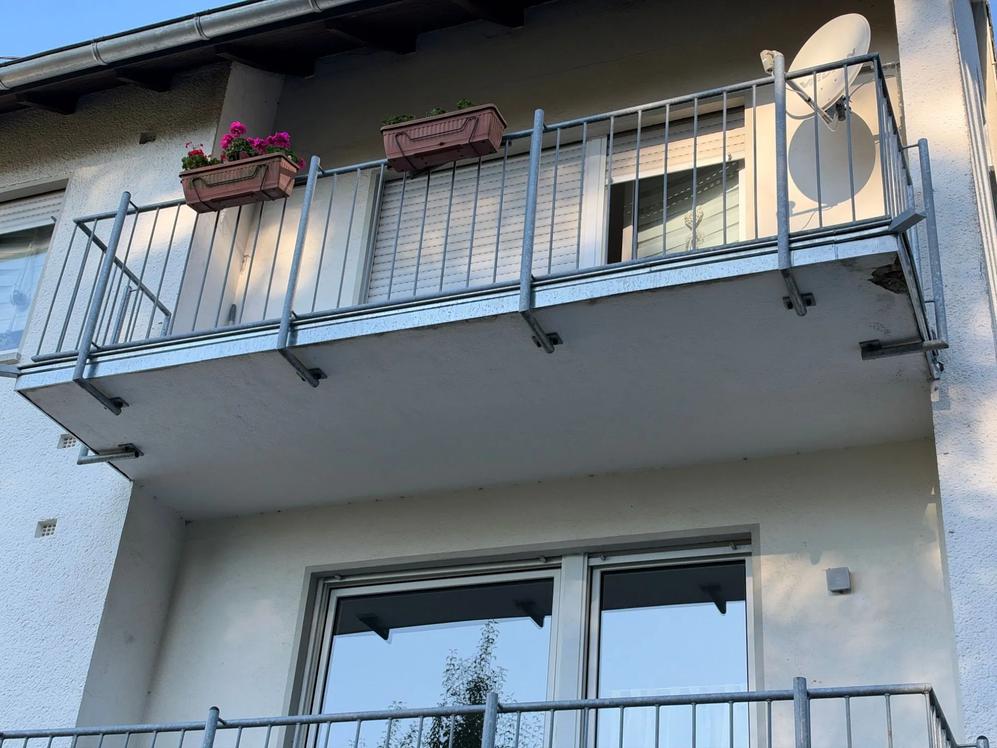 Untersicht eines Balkons mit Randprofil und Geländerbefestigung