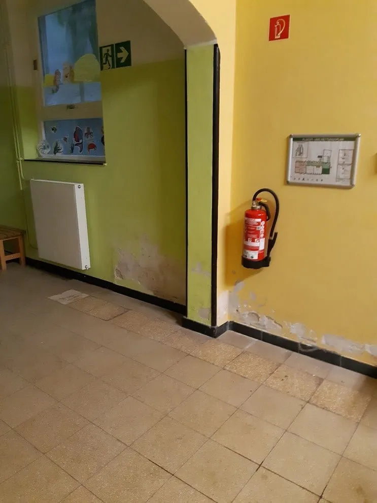 Flur im Erdgeschoss mit Feuchterändern im Sockelbereich