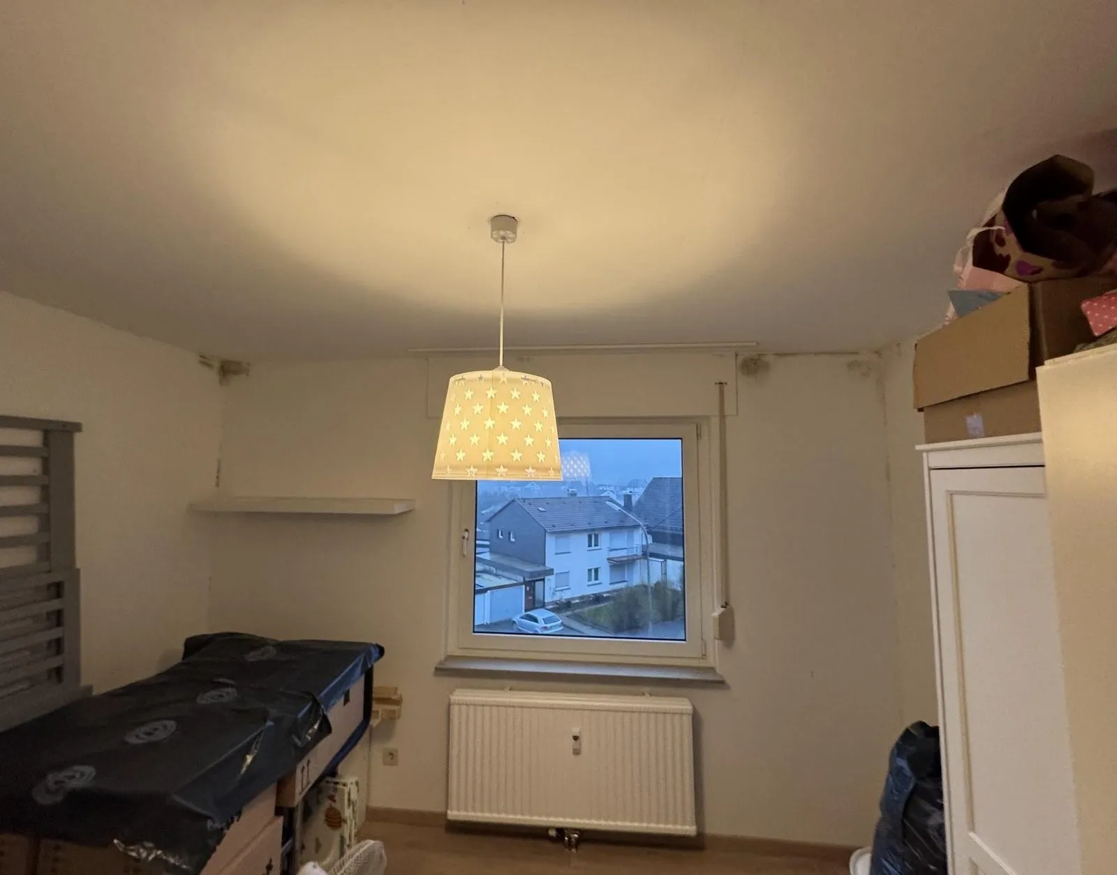 Kinderzimmer mit Fenster, Schimmelstreifen am Übergang von Decke zu Außenwand
