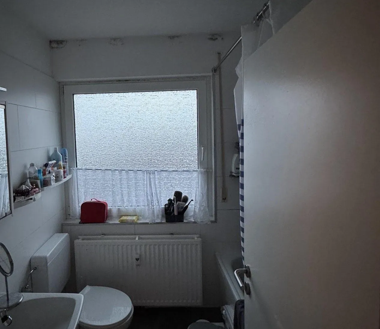 Badezimmer mit Fenster, Schimmel an Sturz und Laibung
