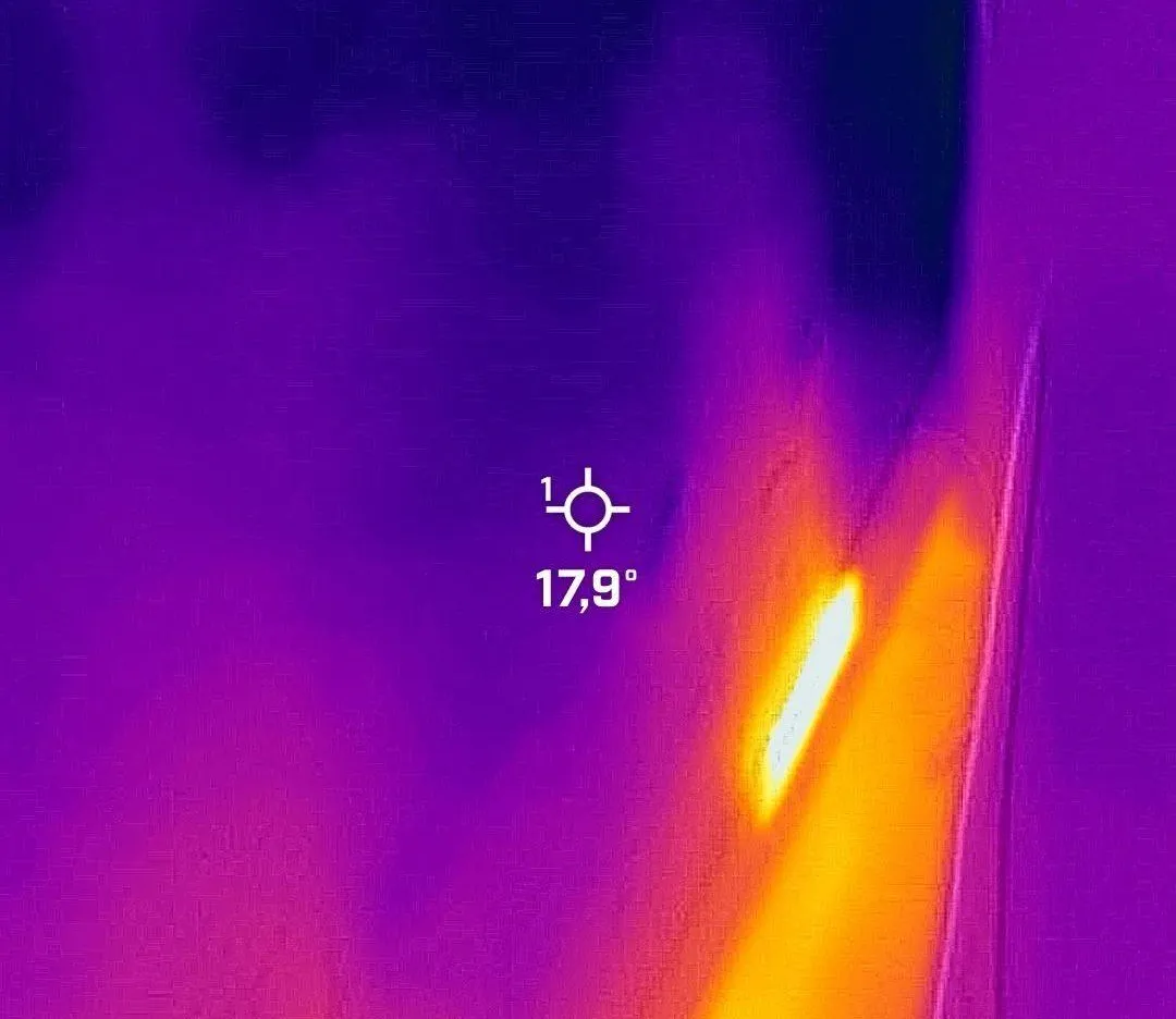 Wärmebild einer Außenwand mit heller warmer Zone der Wandheizung und kühler Umgebung