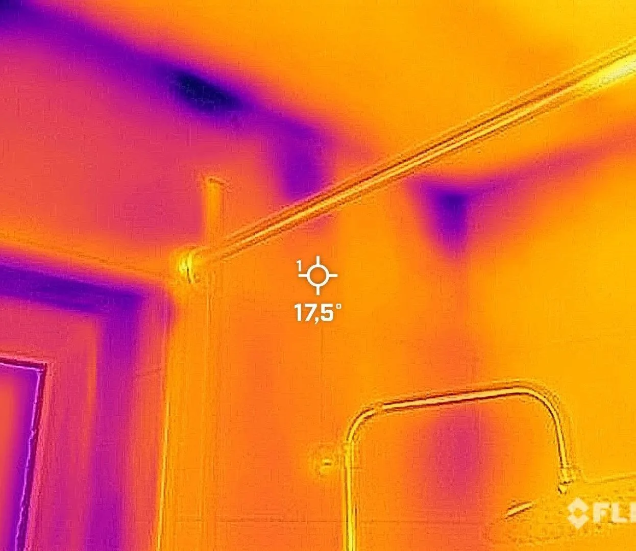 Wärmebild eines Badfensters mit kühlen Zonen an Laibung und Deckenanschluss